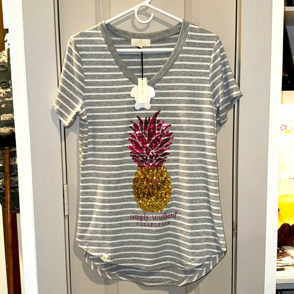 NWT Simply Southern Sparkly Sequin Pineapple V-Neck Drop-tail shirt Medium 🍍